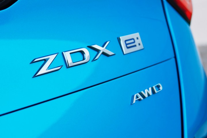 2024 Acura ZDX पर रियर बैज।