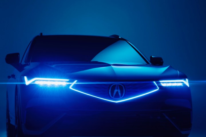 2024 Acura ZDX अंधेरे में अपनी हेडलाइट्स के साथ।
