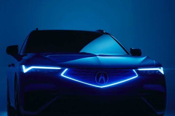 2024 Acura ZDX अंधेरे में अपनी ग्रिल और ड्राइविंग लाइटों से रोशन है।