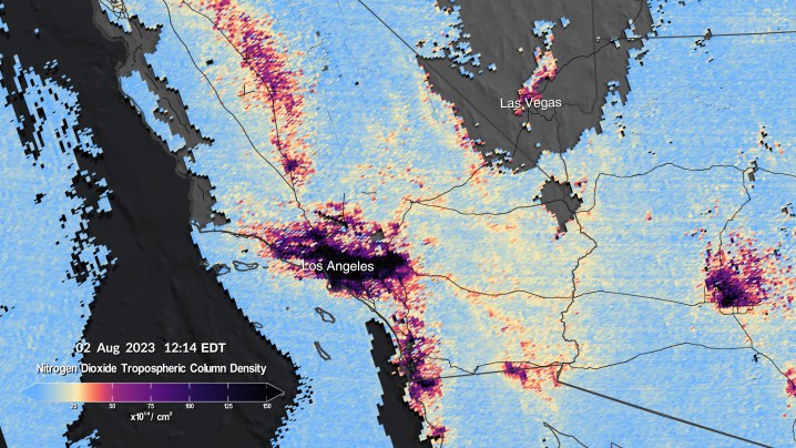 Este par de imágenes muestra los niveles de dióxido de nitrógeno sobre el sur de California a las 12:14 y 4:24 p.m. el 2 de agosto, según lo medido por TEMPO.