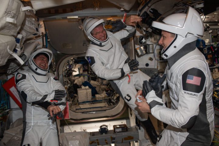 Les ingénieurs de vol de l'Expédition 69 (de gauche à droite) Andrey Fedyaev de Roscosmos ainsi que Stephen Bowen et Woody Hoburg, tous deux de la NASA, sont photographiés dans les combinaisons pressurisées SpaceX qu'ils porteront lors de leur retour sur Terre à bord du vaisseau spatial Dragon Endeavour de la société en septembre.