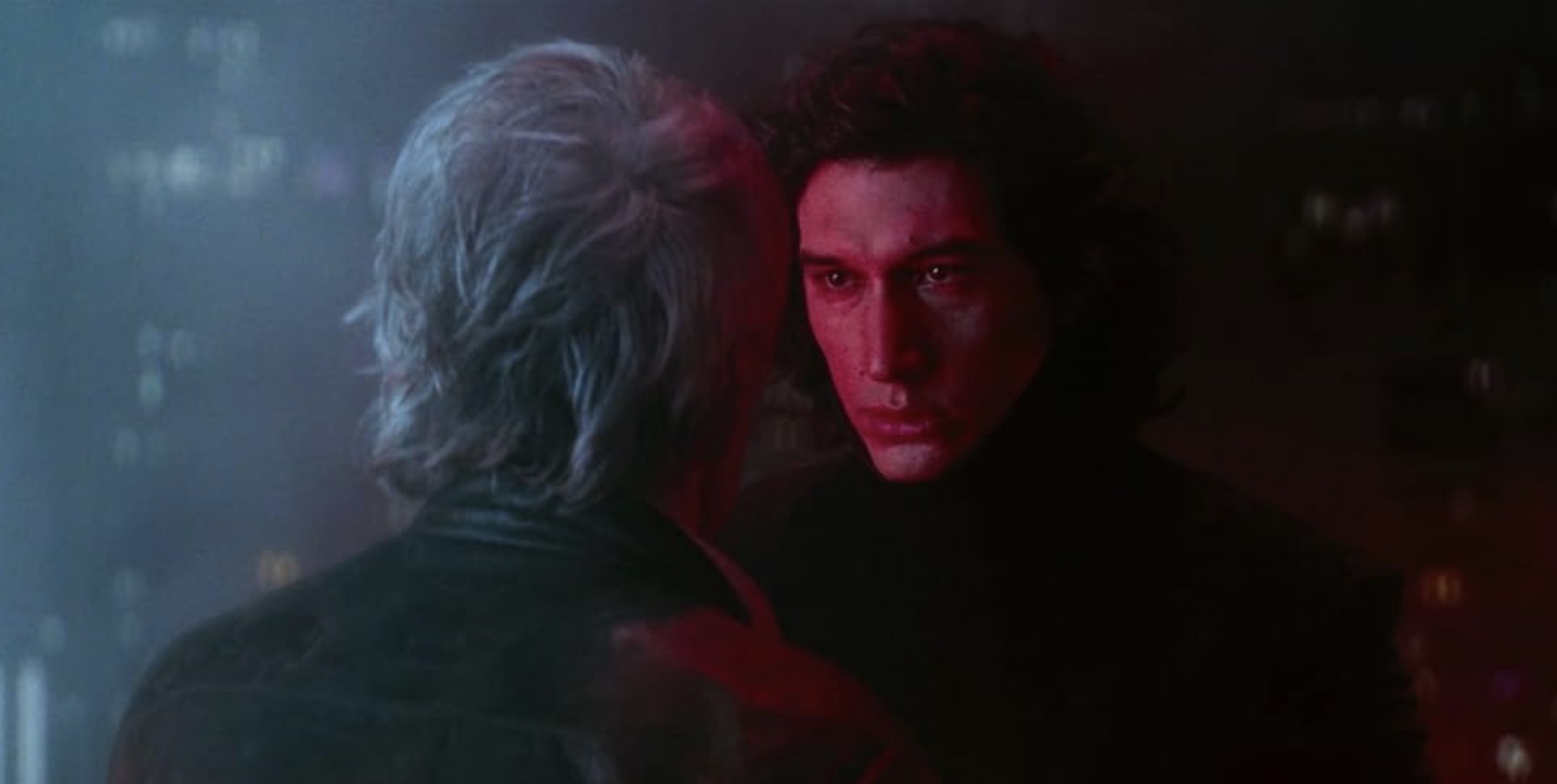 Adam Driver se levanta e encara Harrison Ford em Star Wars: O Despertar da Força.
