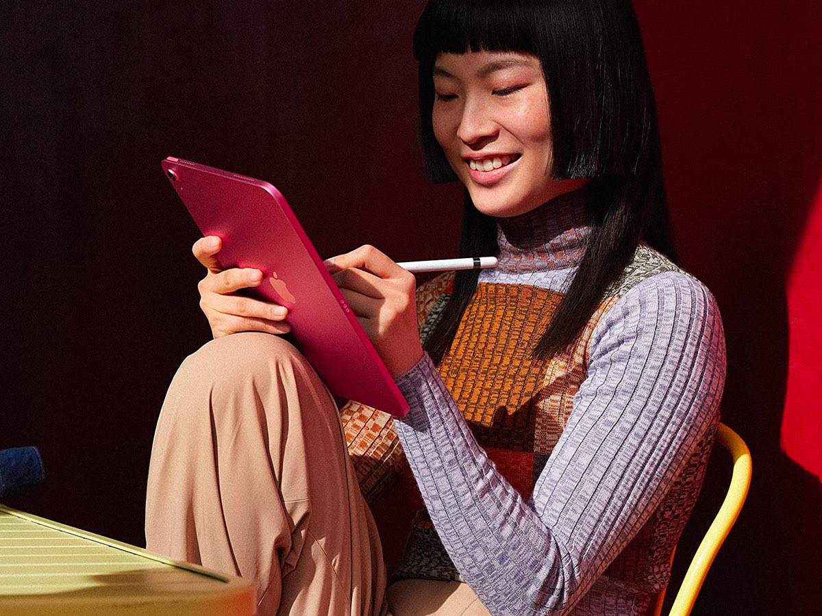 Une femme travaille sur un Apple iPad 2022 avec un Apple Pencil.