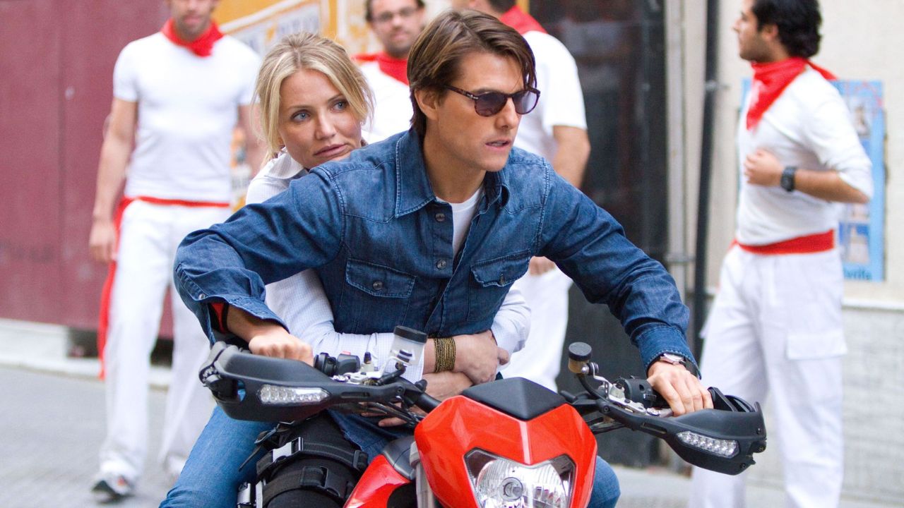 Cameron Diaz e Tom Cruise como June e Roy andando de bicicleta em Knight and Day de 2010.