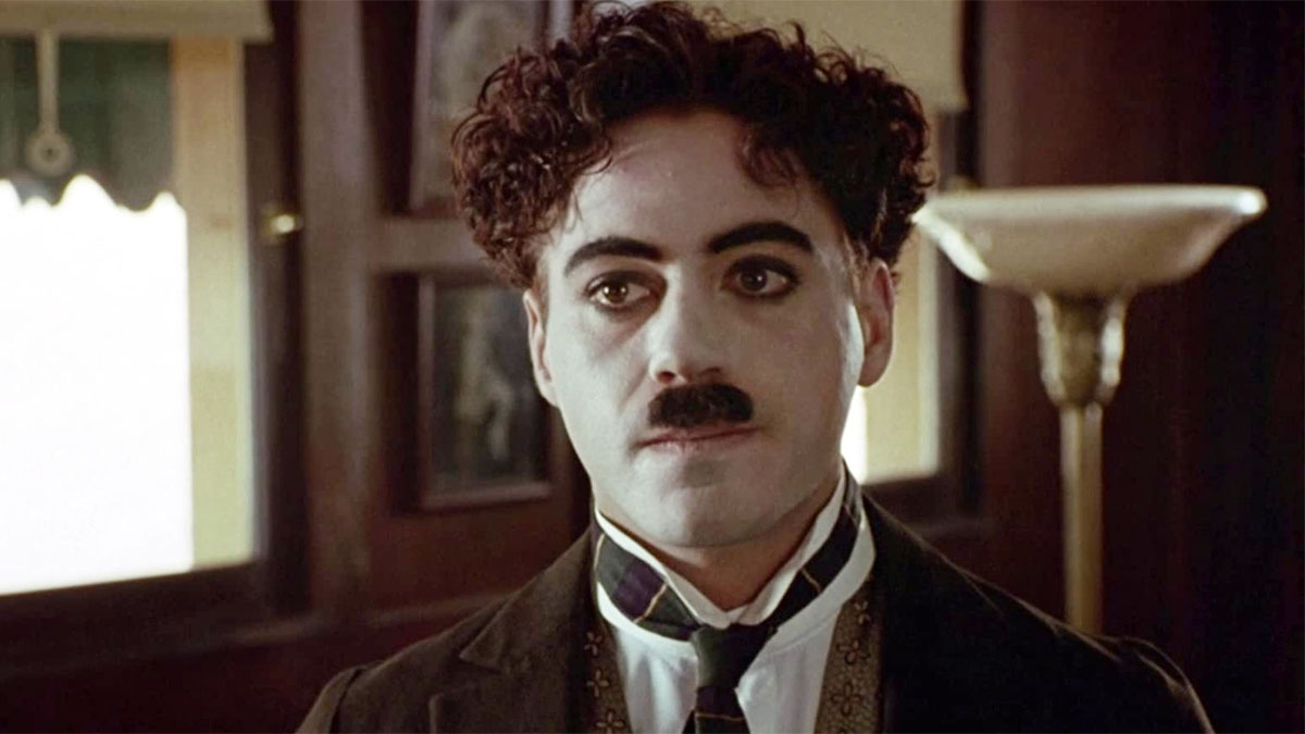 Robert Downey Jr. como Charlie Chaplin em Chaplin.