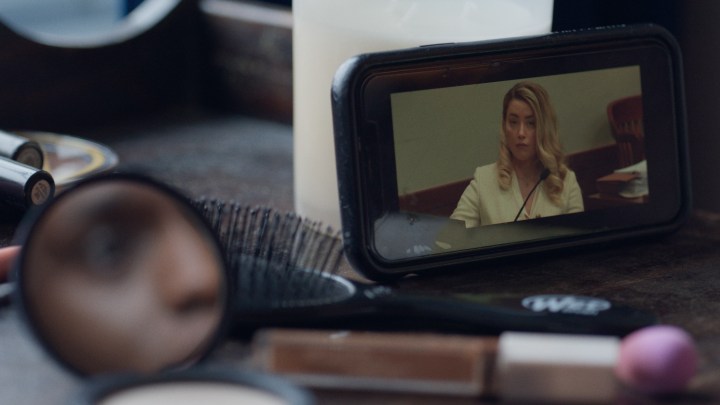 Uma filmadora com uma foto de Amber Heard em Depp v. Heard.