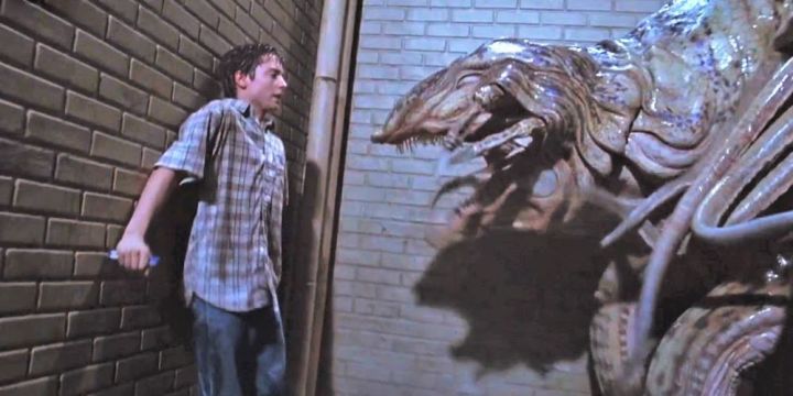 Elijah Wood é encurralado por um alienígena gigante na Faculdade.
