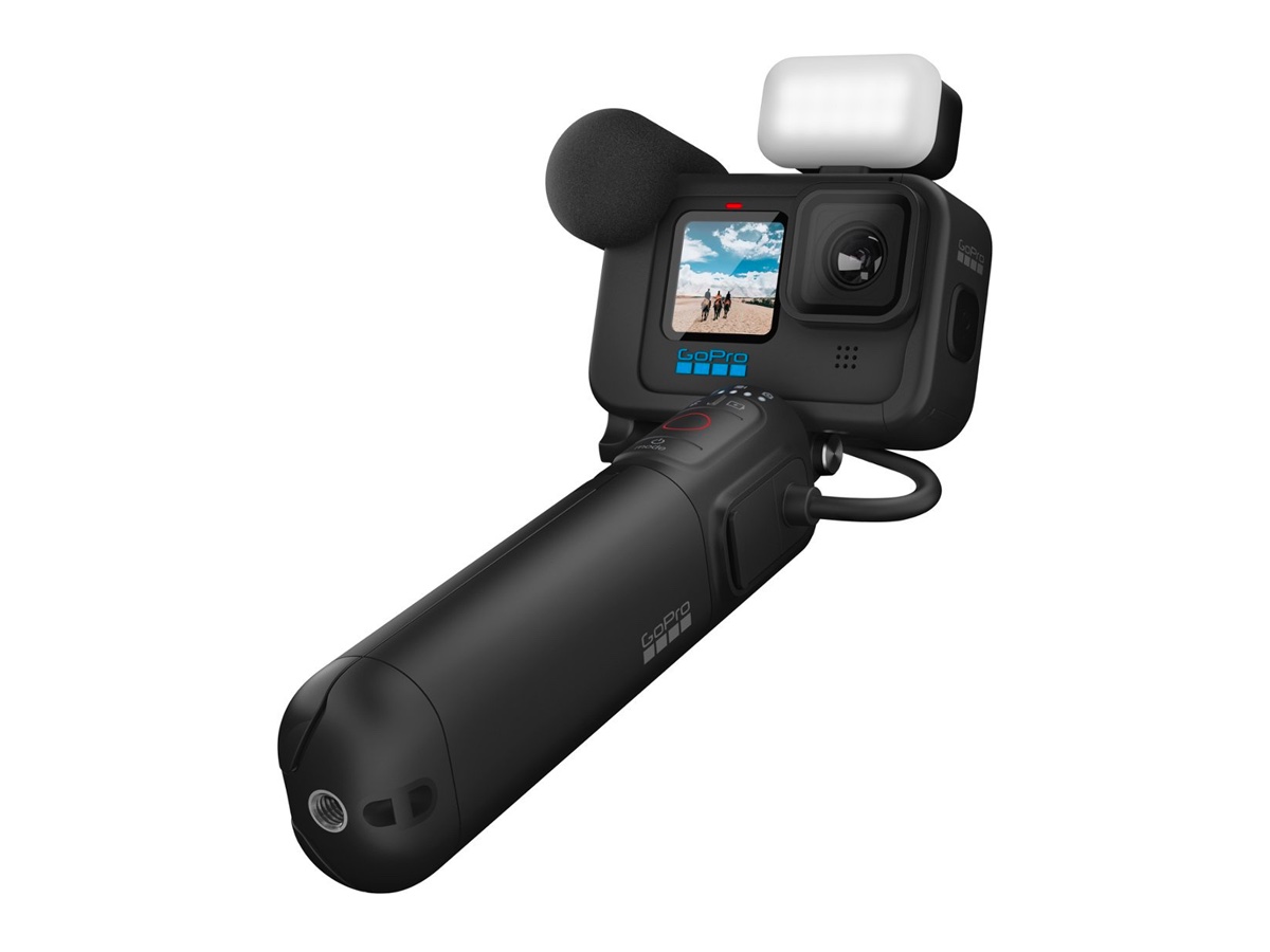 Una GoPro Hero11 Black Creator Edition attrezzata con accessori su uno sfondo bianco.