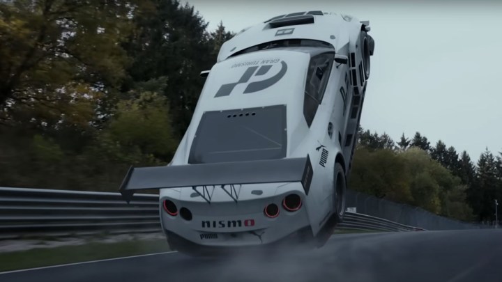 O carro de Jann Mardenborough sai do controle em uma cena do Gran Turismo.