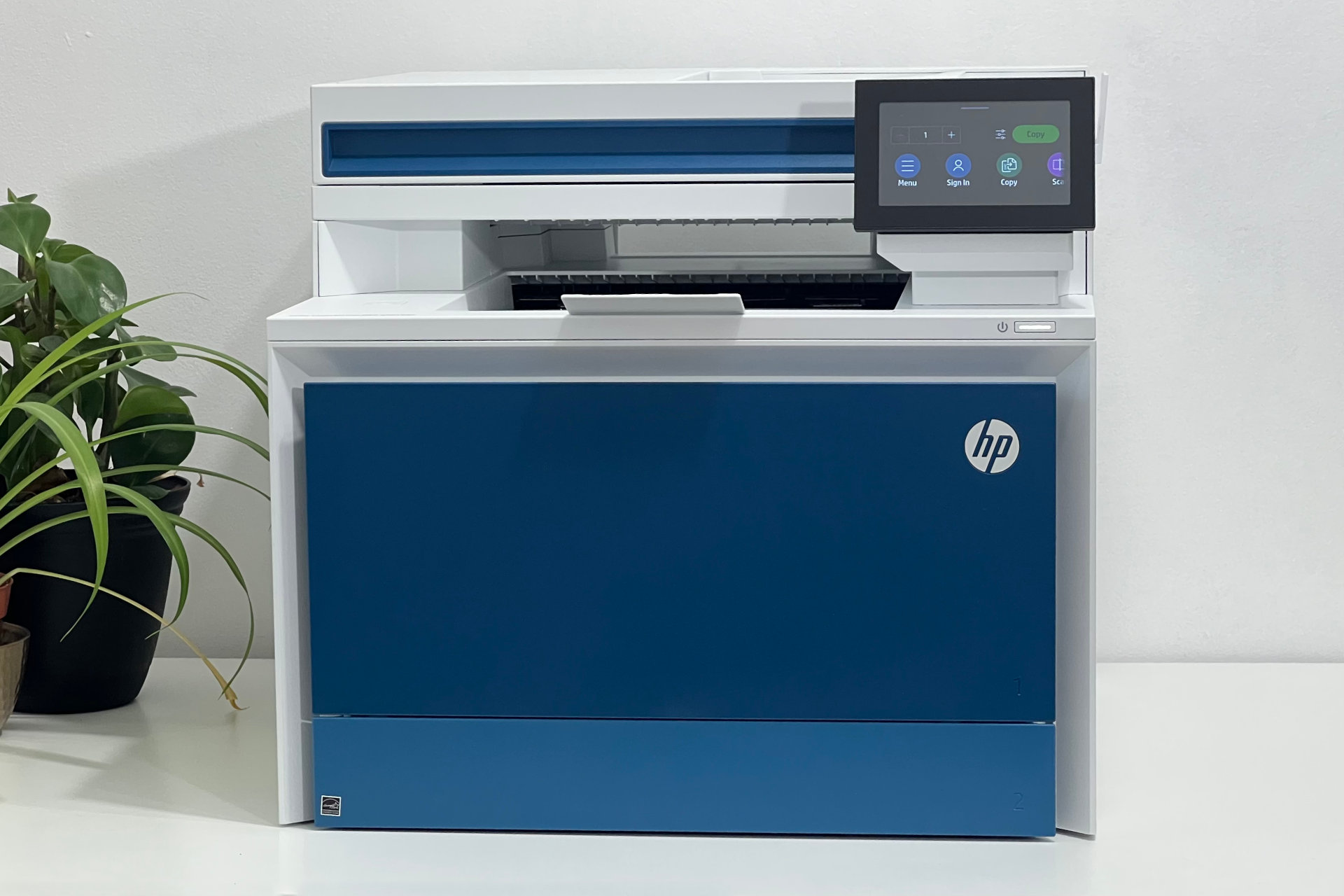 HP Color LaserJet Pro 4301fdw fica bem com seus detalhes em azul escuro.