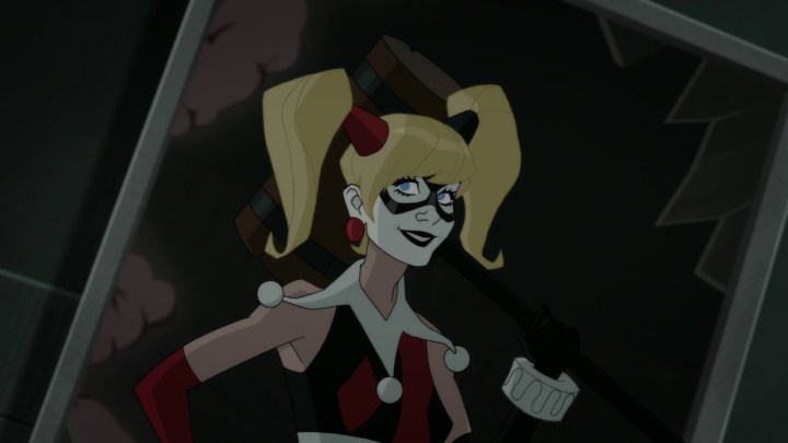 Harley Quinn segurando seu martelo no filme de animação Batman vs. Duas-Caras.