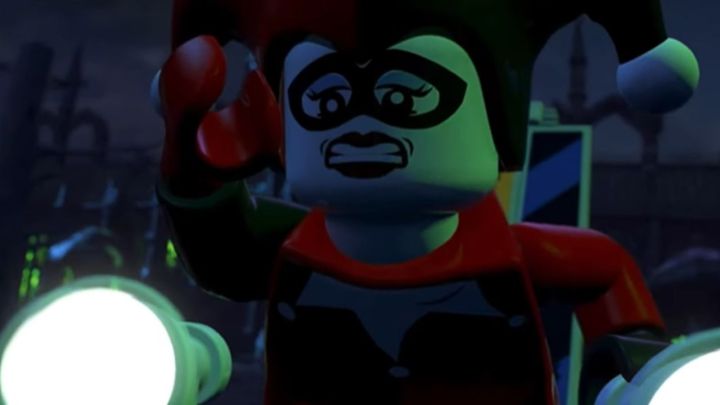 Lego Harley Quinn parecendo angustiado em Lego Batman: The Movie - DC Super Heroes Unite.
