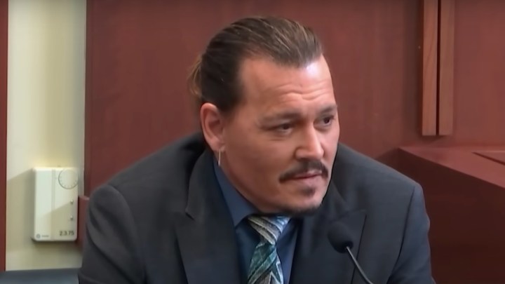 Johnny Depp está sentado no tribunal em Depp v. Heard.