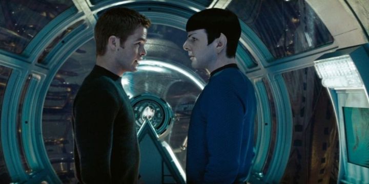 Kirk e Spock conversam sobre a Enterprise