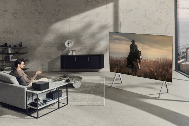 Il TV OLED M wireless Signature di LG visto su una serie di gambe nel mezzo di una stanza.