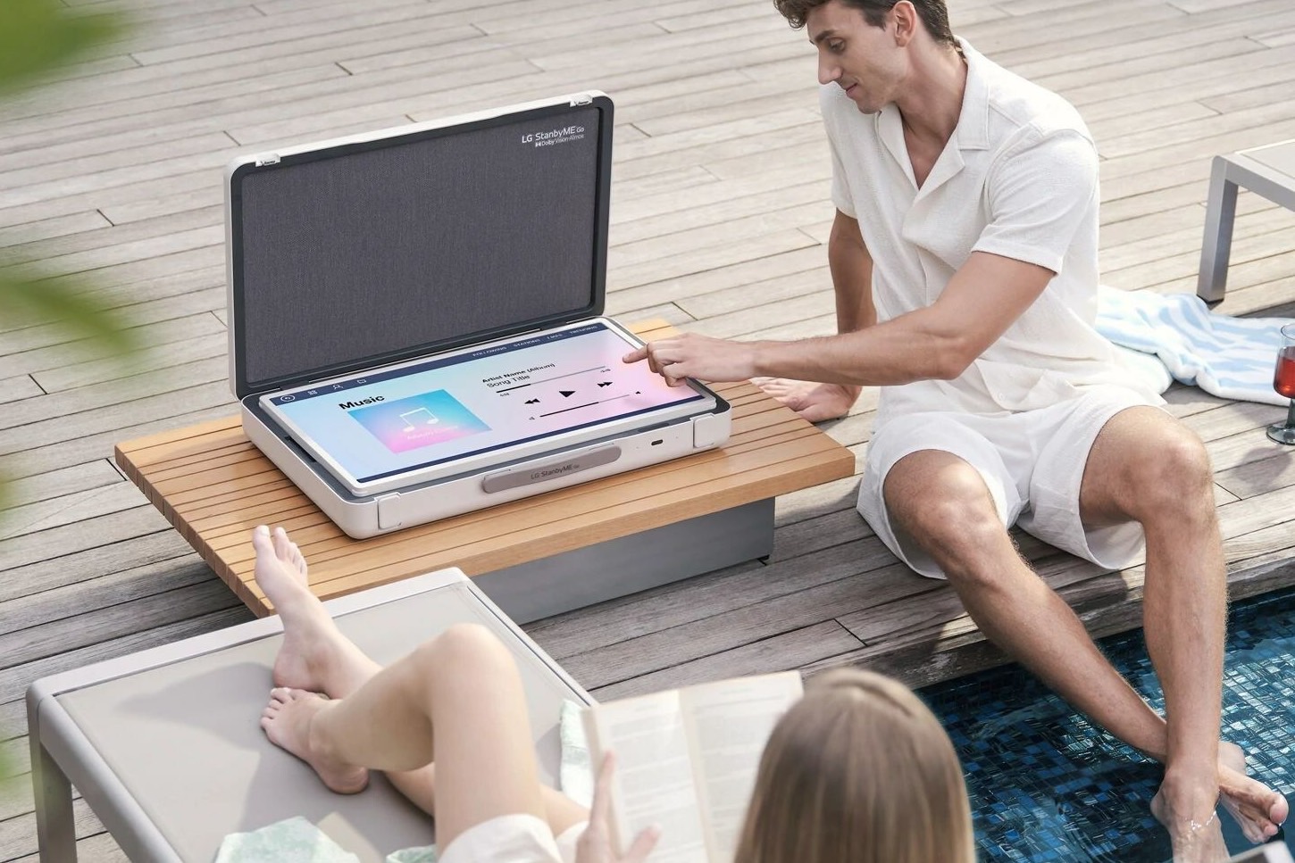 TV LG StanbyMe Go com tela sensível ao toque de 27 polegadas tocando música.