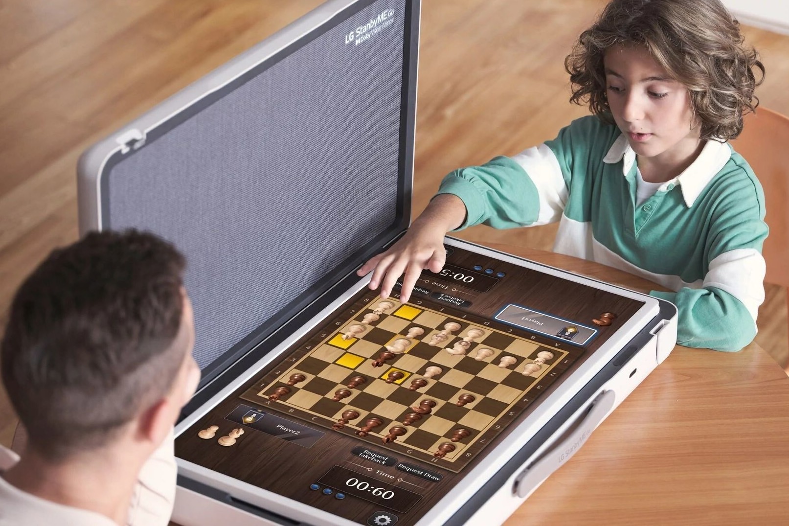 TV LG StanbyMe Go com tela sensível ao toque de 27 polegadas jogando um jogo de tabuleiro.