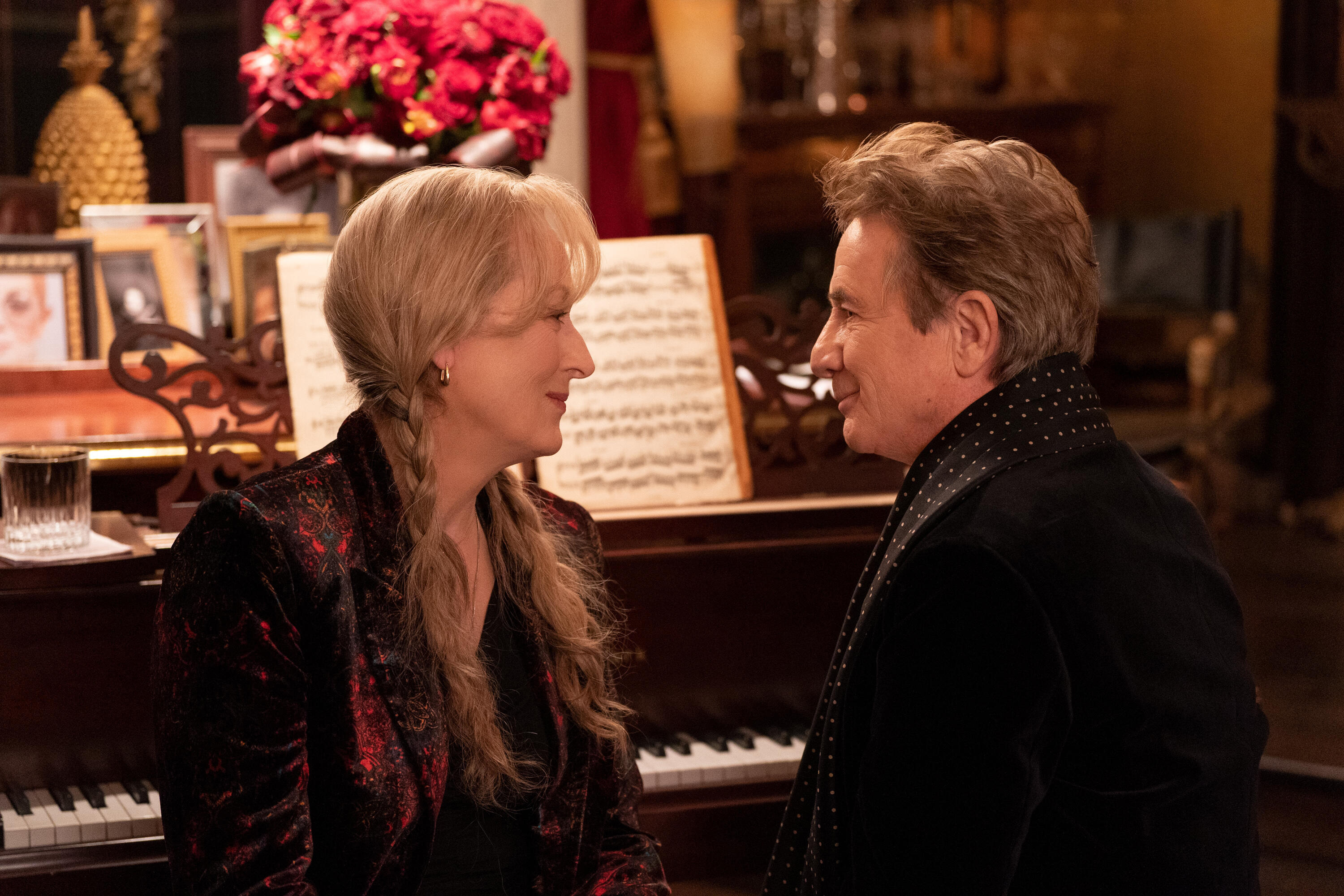 Meryl Streep e Martin Short sentam-se ao piano juntos em Only Murders in the Building Season 3.