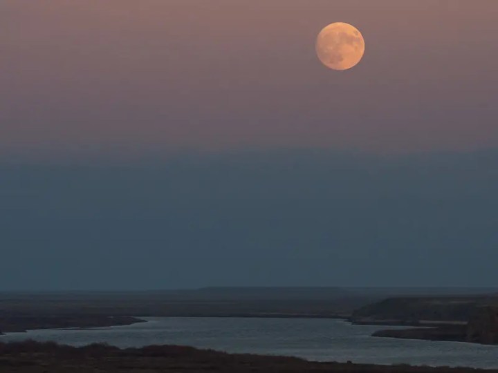Salida de la luna sobre el río Syr Darya en Baikonur, Kazajstán, el 13 de noviembre de 2016.