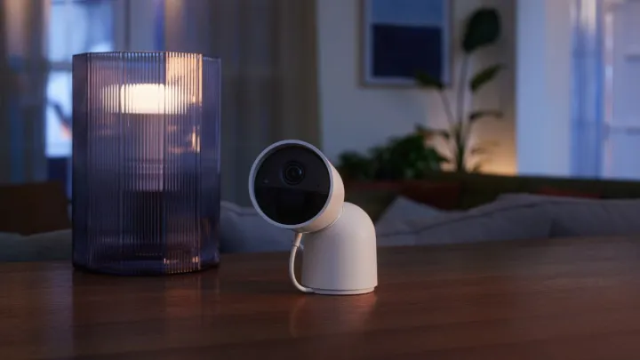 La cámara Philips Hue Secure sobre una mesa.