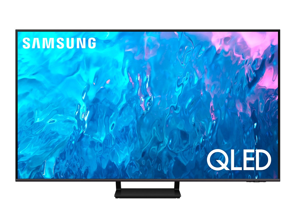A Smart TV Samsung Q70C 4K QLED de 55 polegadas contra um fundo branco.