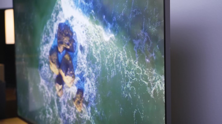 Sony X90L पर समुद्र में एक चट्टानी चट्टान।