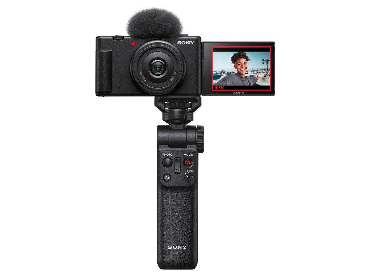 A Sony ZV-1F com kit de acessórios para vlogging em um fundo branco.
