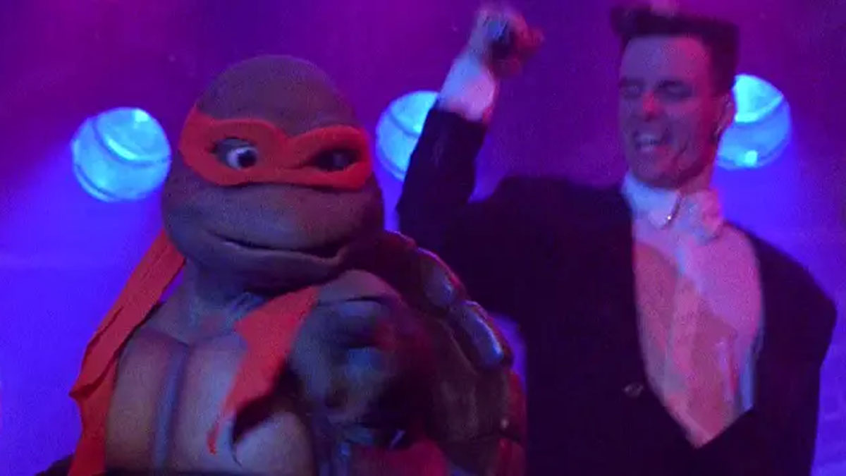 Michaelangelo e Vanilla Ice em Teenage Mutant Ninja Turtles II: O Segredo do Lodo.
