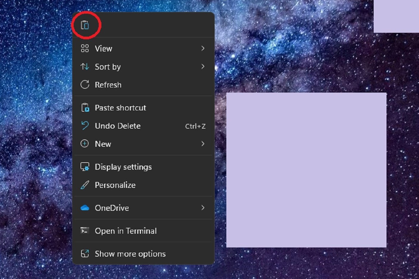 O ícone da opção Colar que aparece após clicar com o botão direito do mouse para colar um arquivo copiado na área de trabalho do Windows 11.
