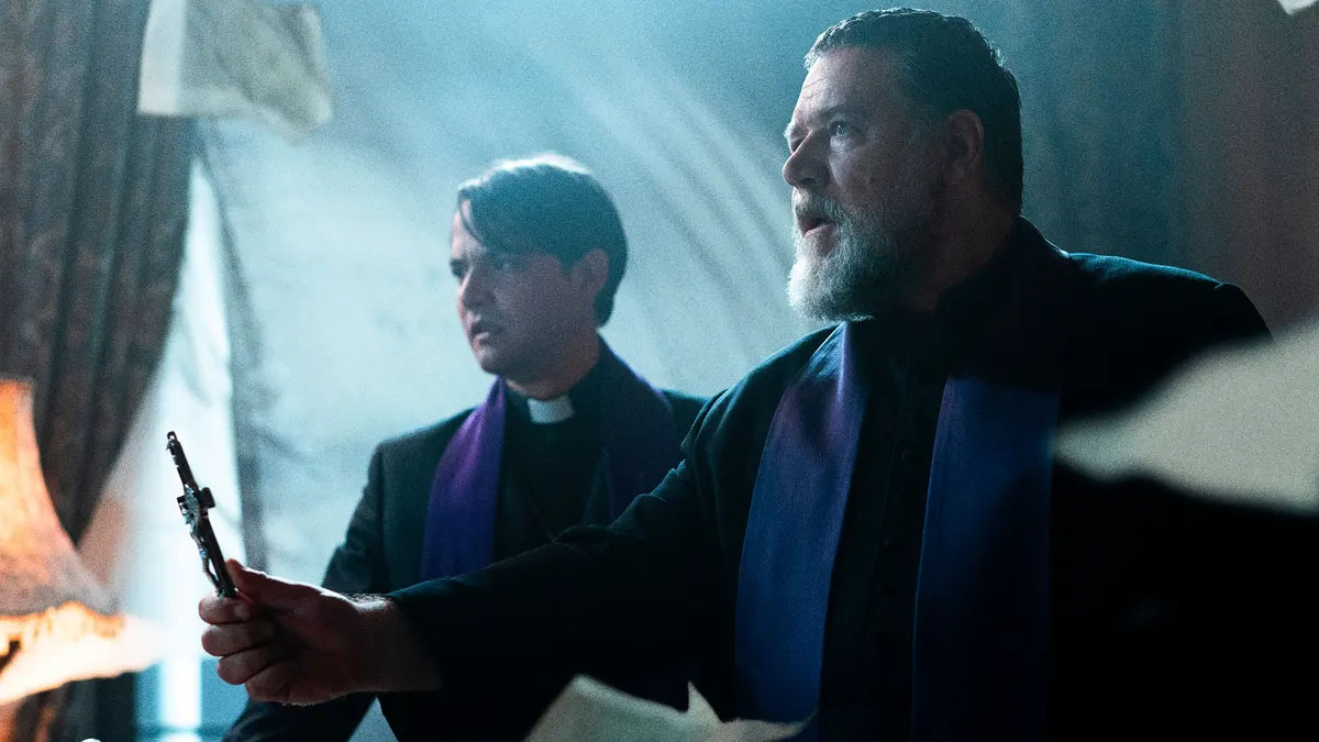 Russell Crowe e Daniel Zovatto em O Exorcista do Papa.