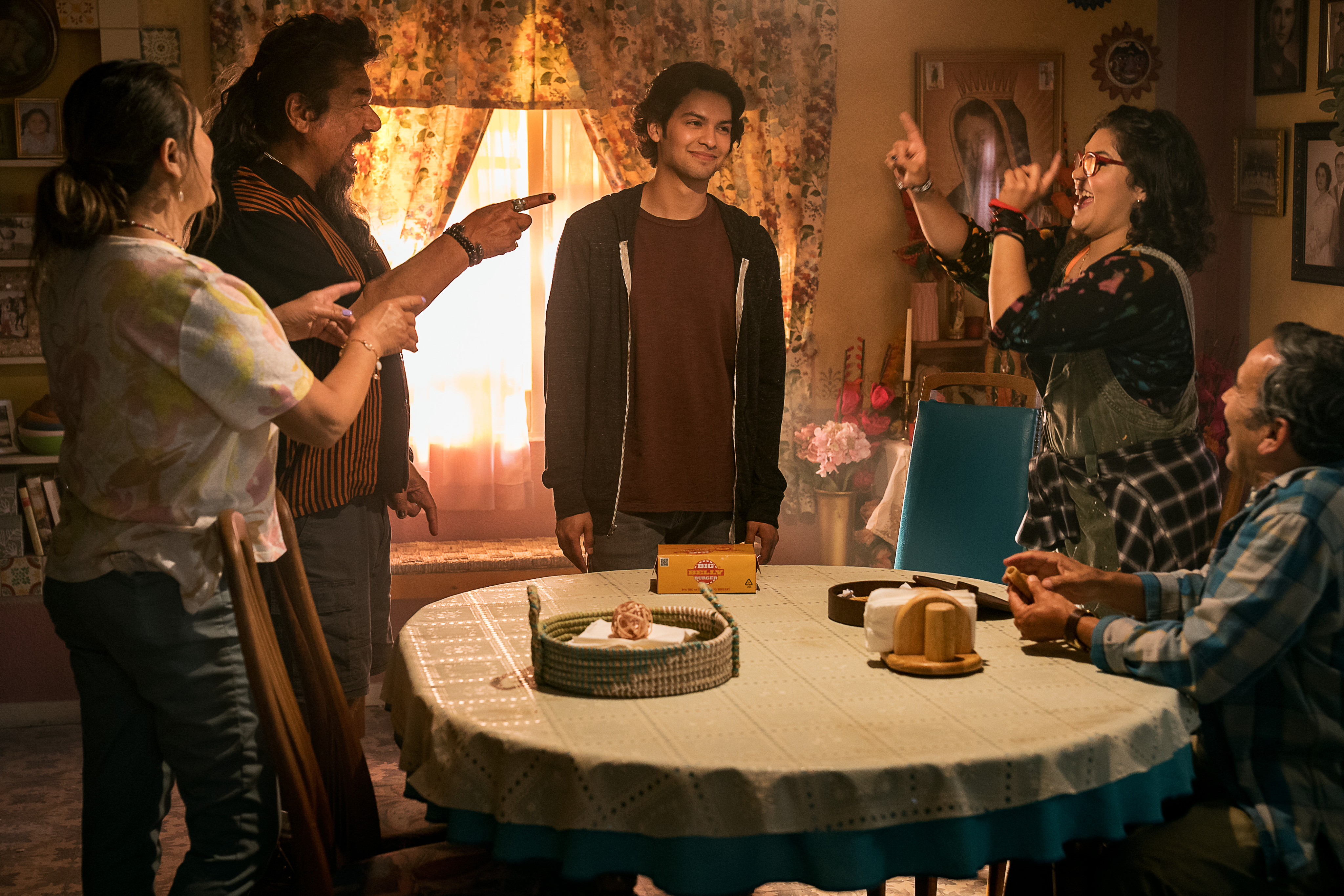A família Reyes está em volta de uma mesa de jantar em Blue Beetle.
