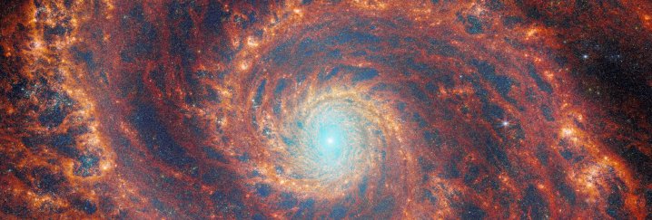 Los elegantes brazos sinuosos de la galaxia espiral de gran diseño M51 se extienden a través de esta imagen del Telescopio Espacial James Webb de la NASA / ESA / CSA. A diferencia de la colección de extrañas y maravillosas galaxias espirales con brazos espirales irregulares o interrumpidos, las galaxias espirales de gran diseño cuentan con brazos espirales prominentes y bien desarrollados como los que se muestran en esta imagen. Este retrato galáctico es una imagen compuesta que integra datos de la Cámara de Infrarrojo Cercano (NIRCam) y el Instrumento de Infrarrojo Medio (MIRI) de Webb.