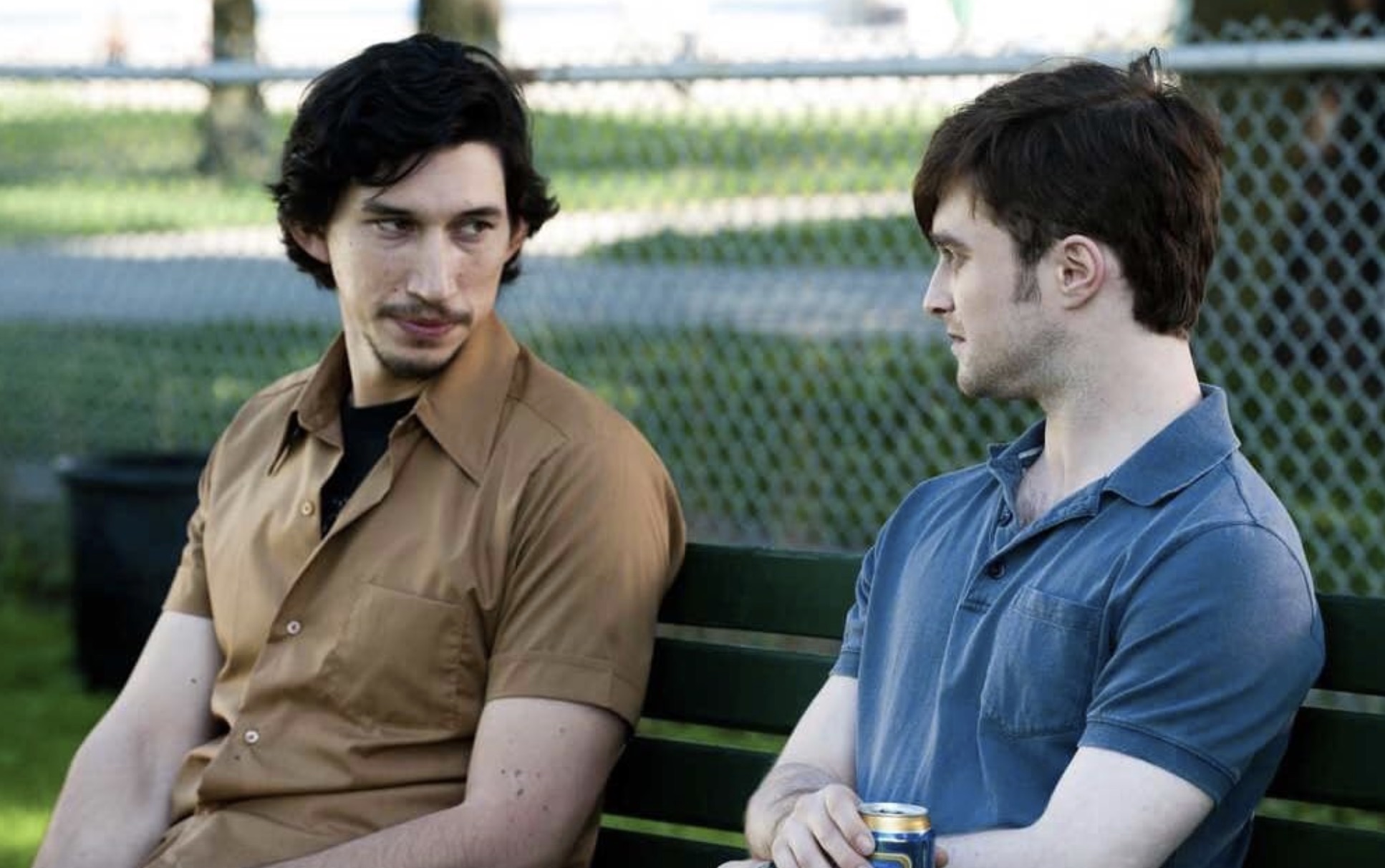 Adam Driver e Daniel Radcliffe sentam-se lado a lado em um banco em What If.