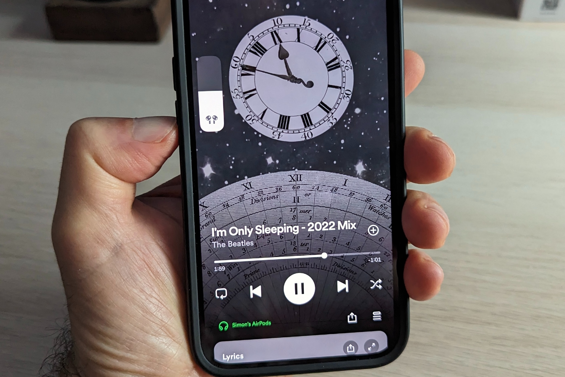 Ajuste de volume na tela para AirPods usando Spotify.