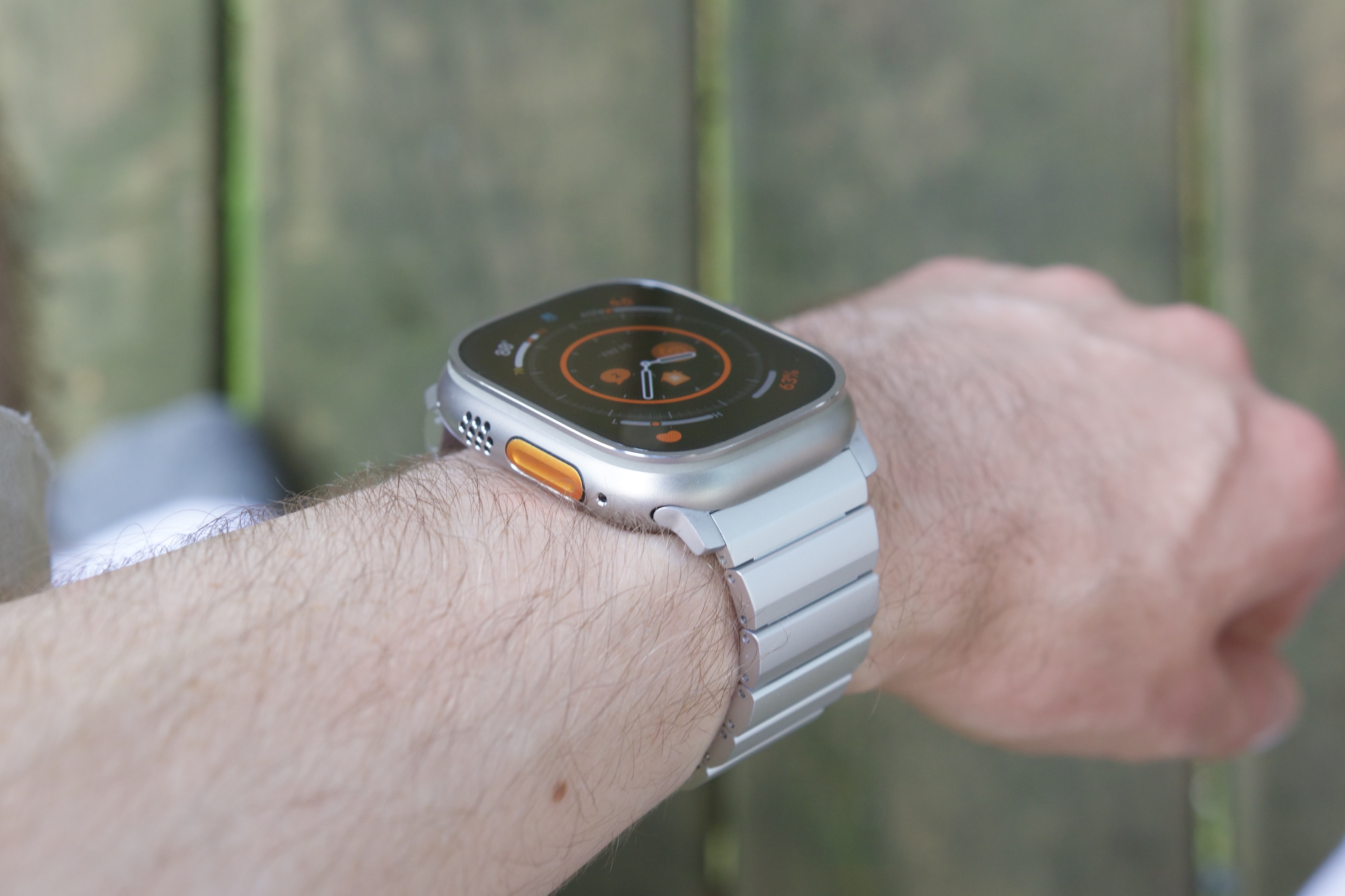 Apple Watch Ultra'da alüminyum Nomad kordon.