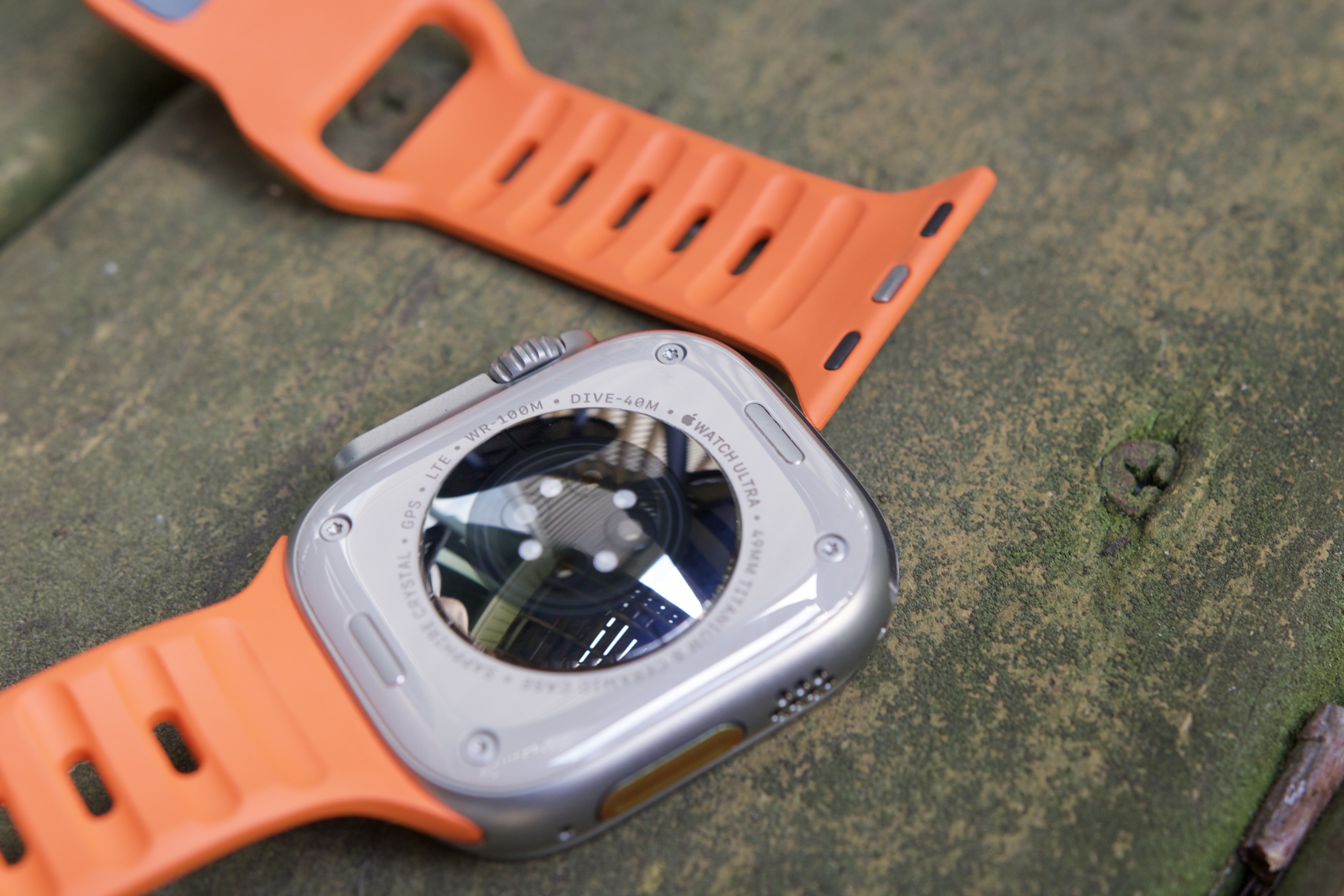Apple Watch Ultra de cabeça para baixo, com uma visão aproximada do sistema de pulseira do relógio.