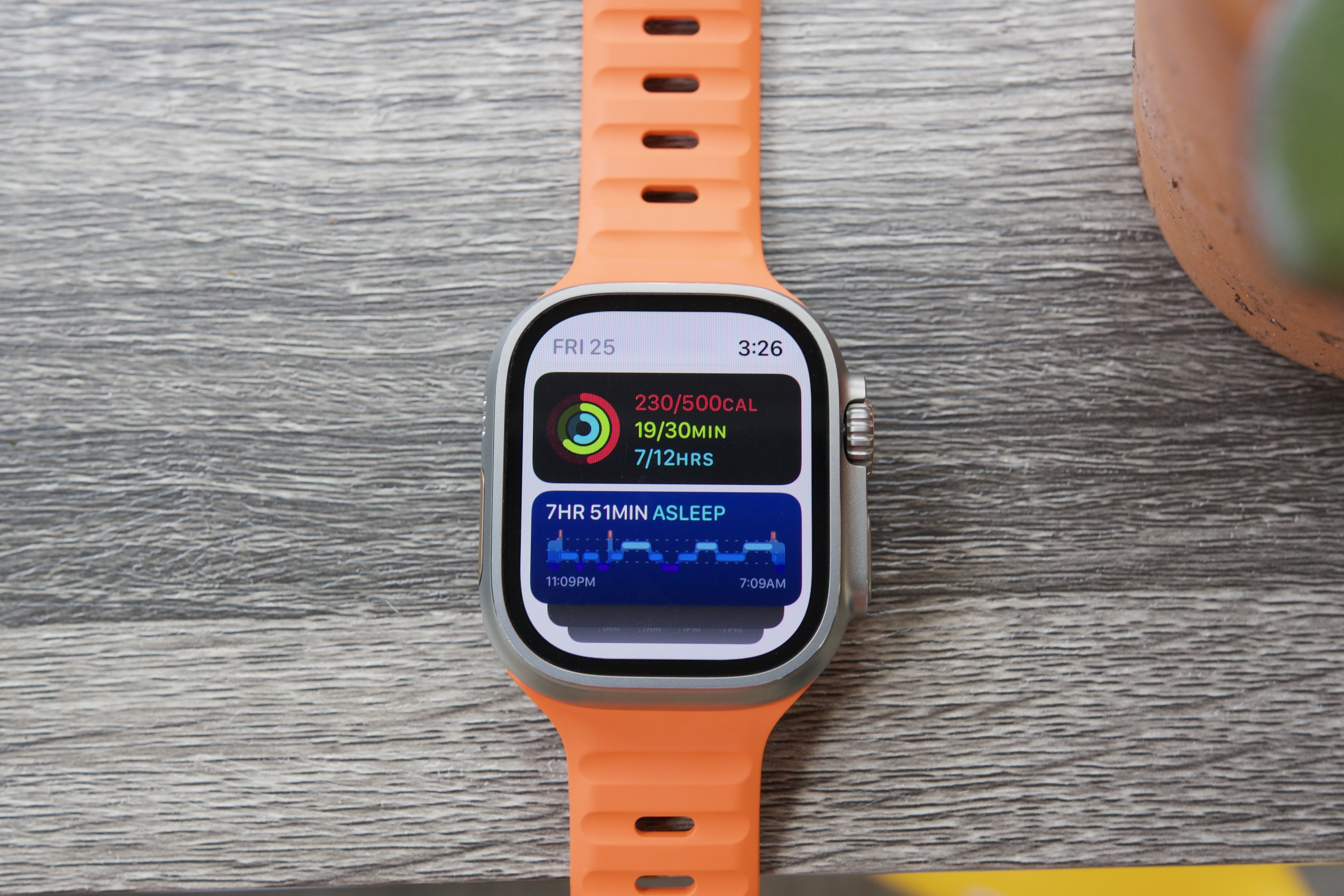 Apple Watch Ultra'da aktivite ve uyku widget'larına sahip Smart Stack.