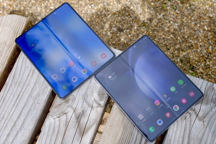 The Galaxy Z Fold 4 (left) and Galaxy Z Fold 5 with the screens open.