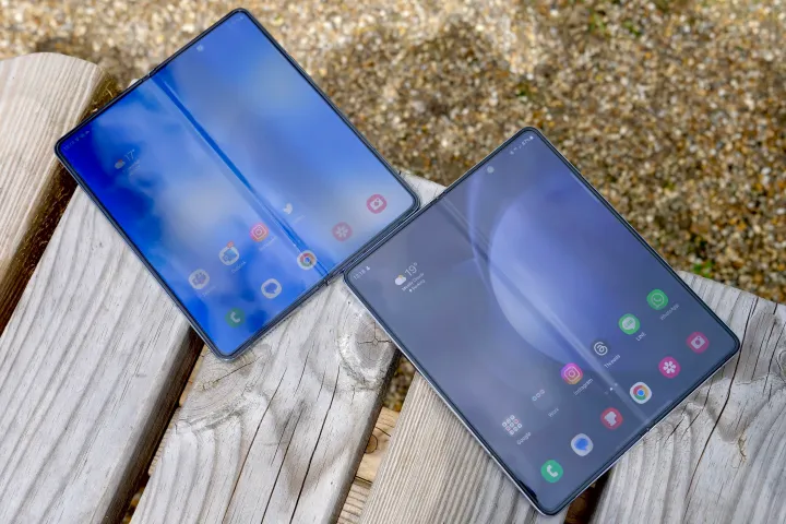 The Galaxy Z Fold 4 (left) and Galaxy Z Fold 5 with the screens open.