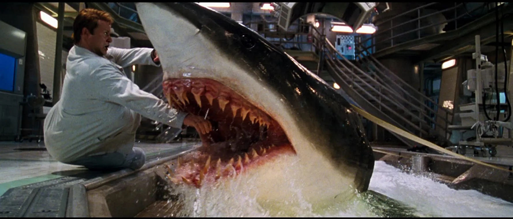 Um tubarão ataca um homem em Deep Blue Sea (1999)