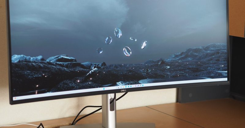 This monster Dell monitor does everything well, except one
crucial thing