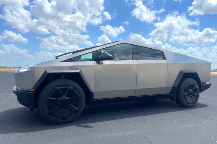 Il CEO di Tesla Elon Musk al volante di un Cybertruck.