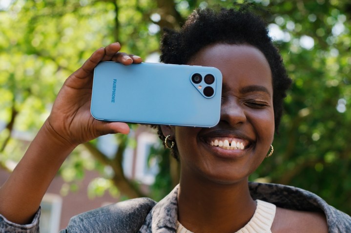 A person holding the Fairphone 5.