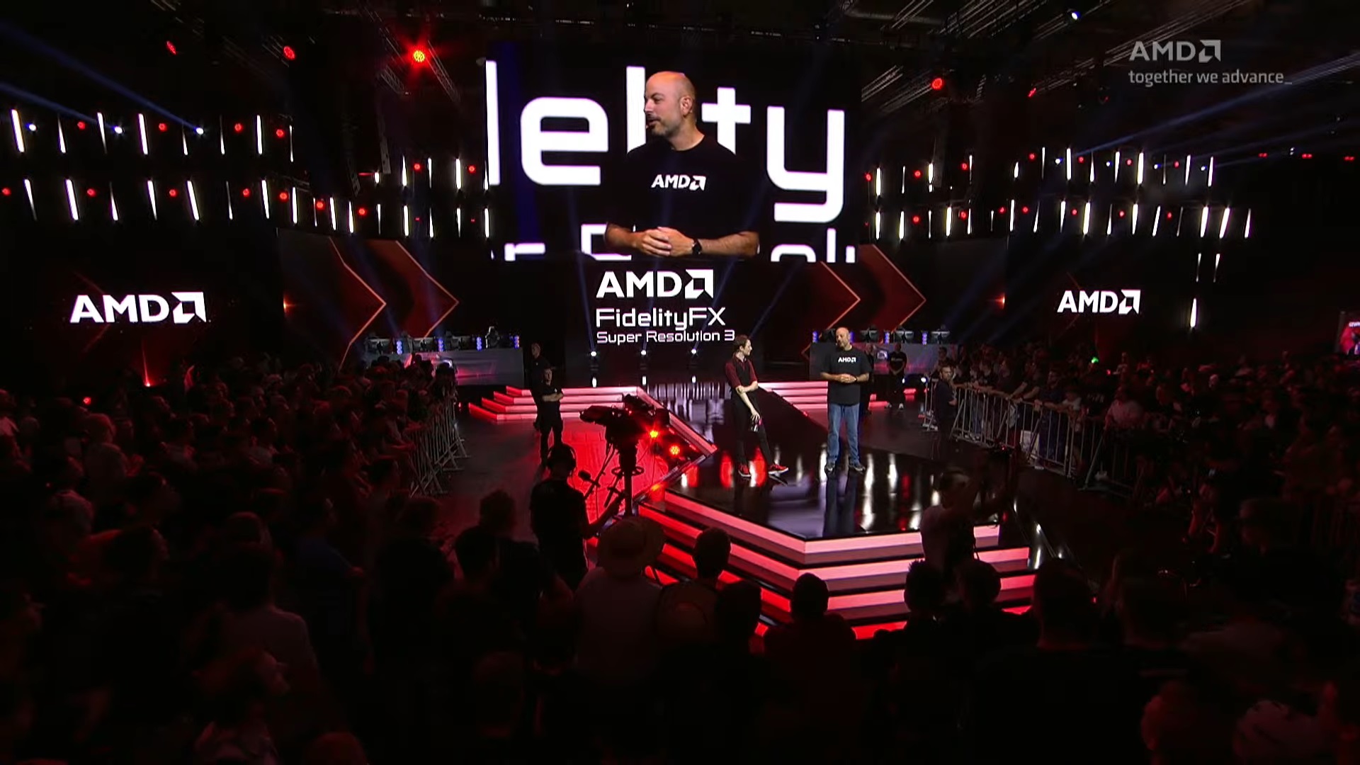 फ्रैंक अज़ोर गेम्सकॉम में एएमडी का एफएसआर 3 प्रस्तुत कर रहे हैं।