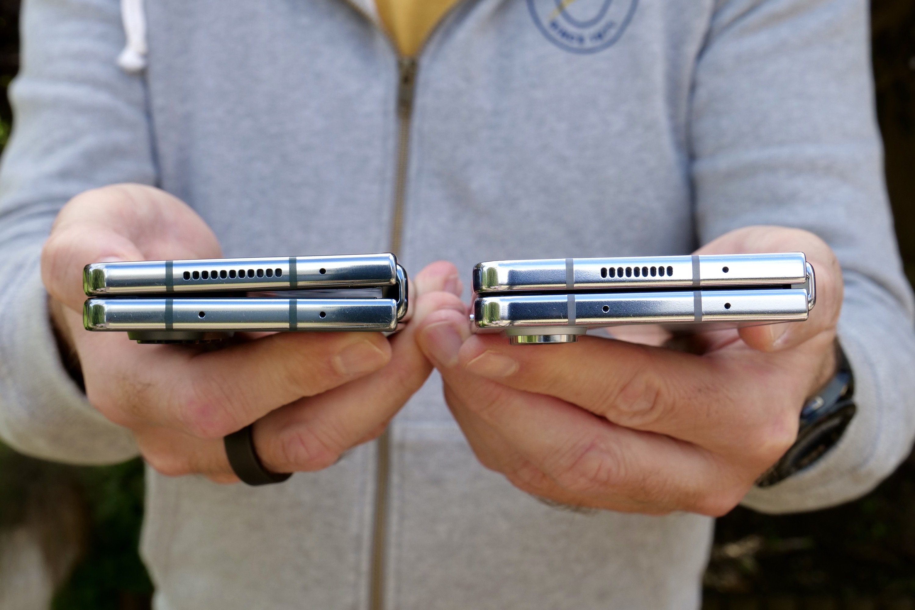 Uma pessoa segurando o Samsung Galaxy Z Fold 5 e o Galaxy Z Fold 4, mostrando o fechamento sem lacunas.