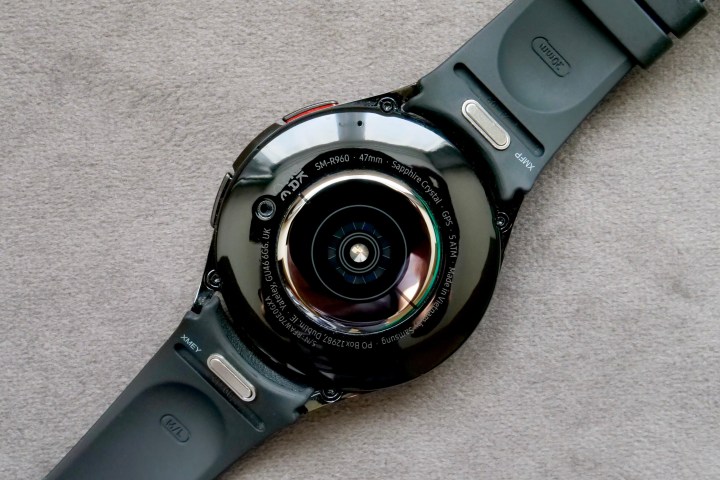 Il fondello e il sensore del Samsung Galaxy Watch 6 Classic.
