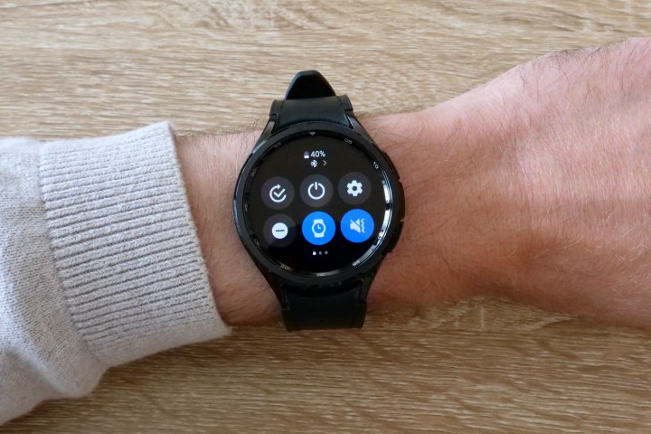 Paramètres rapides sur la Samsung Galaxy Watch 6 Classic.