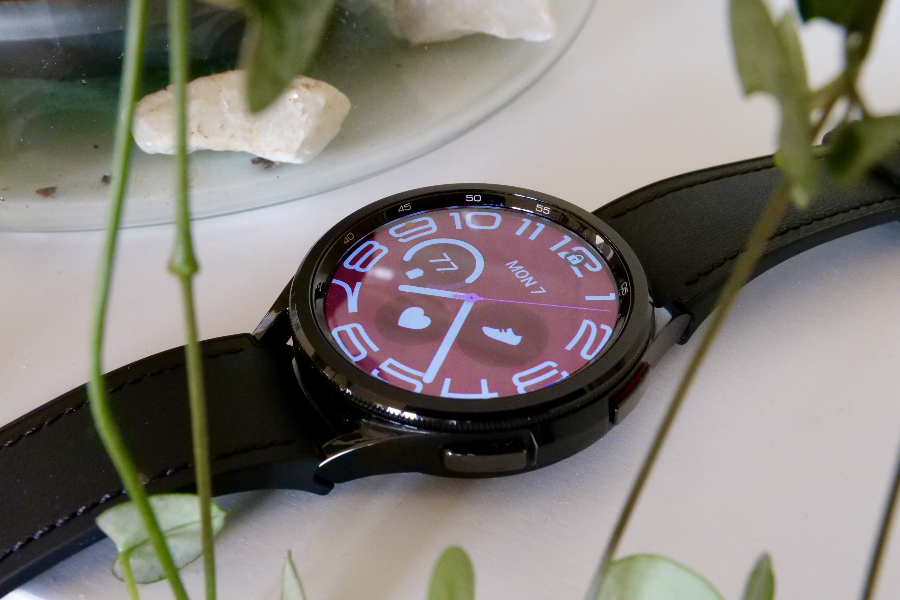 Samsung Galaxy Watch 6 Classic صفحه نمایش قرمز رنگ را به نمایش می گذارد.