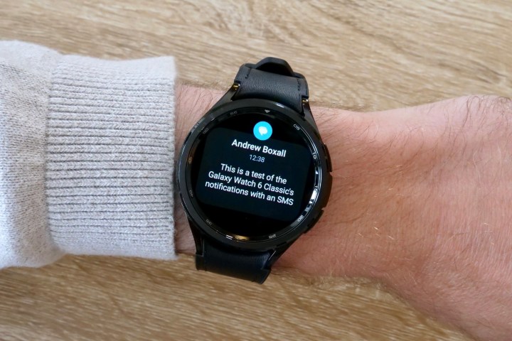 Una notifica SMS sul Samsung Galaxy Watch 6 Classic.