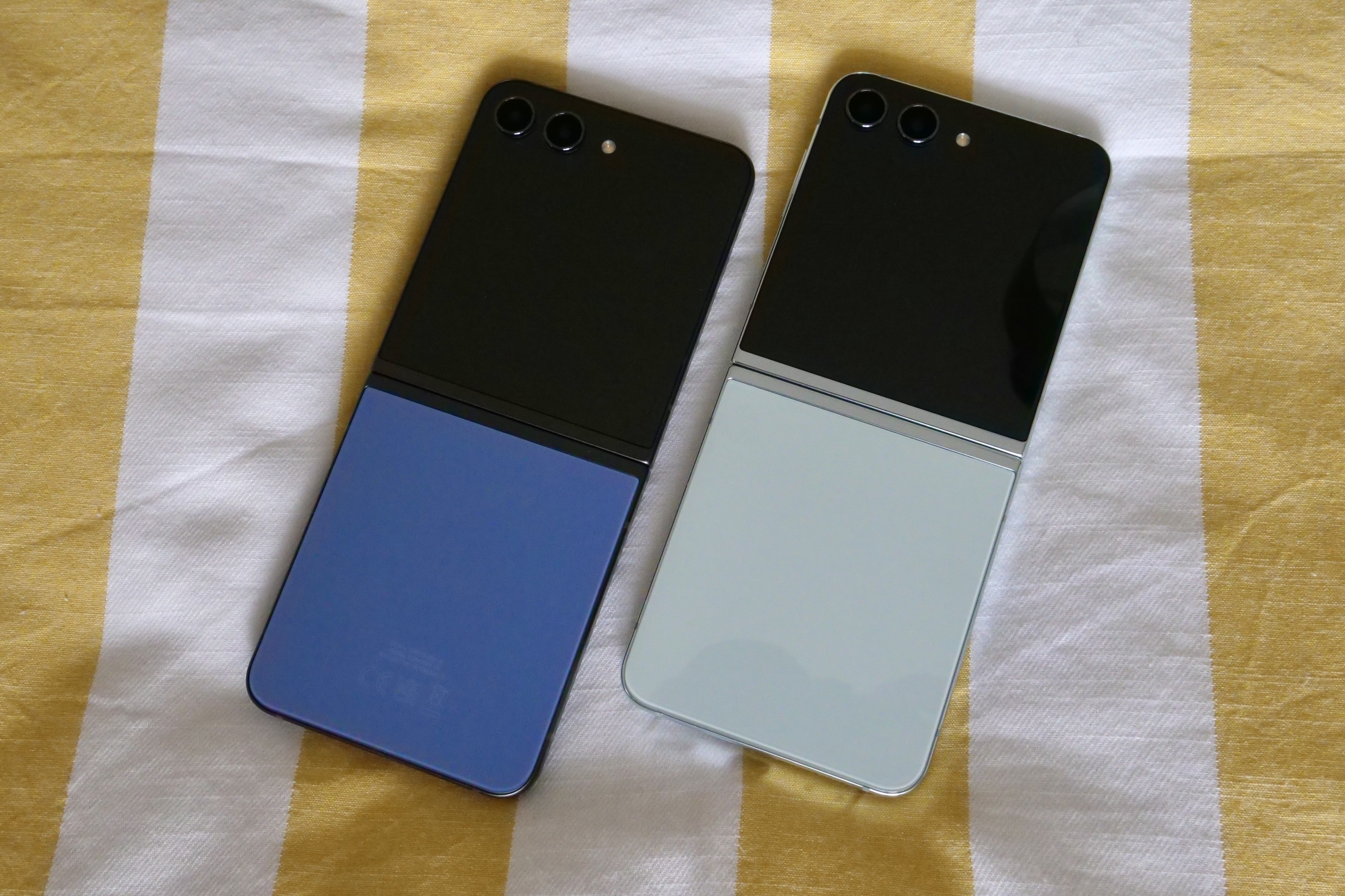 O Samsung Galaxy Z Flip 5 nas cores Mint e azul.